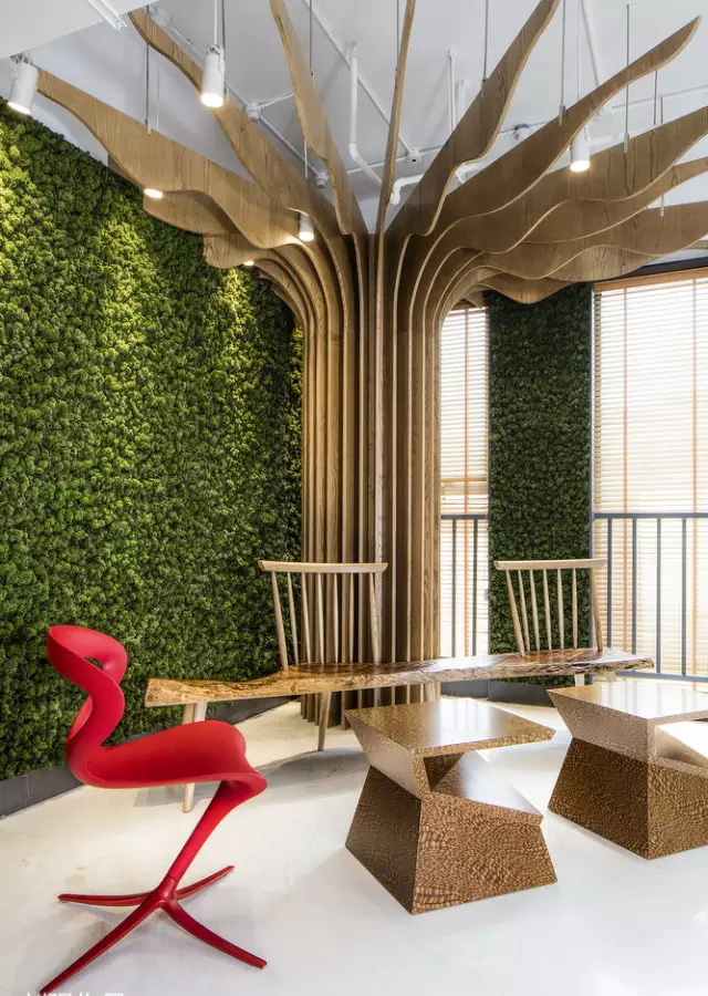 人文氣息與現(xiàn)代風(fēng)尚捏合在一起，綠色的辦公空間充滿藝術(shù)感