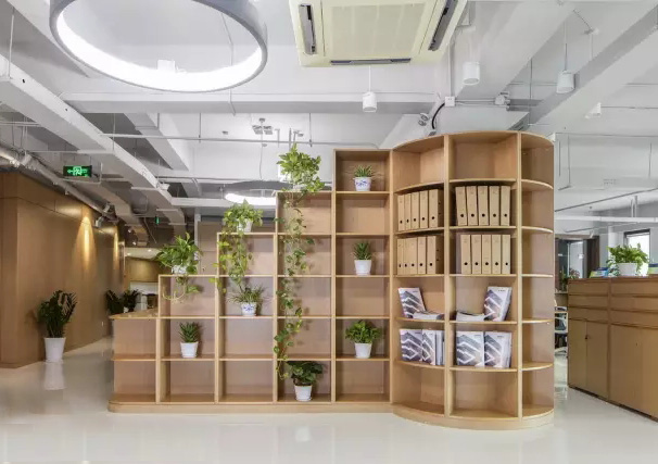 人文氣息與現(xiàn)代風(fēng)尚捏合在一起，綠色的辦公空間充滿藝術(shù)感