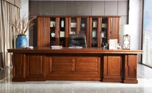 很多人都在問購買到如此精美的實(shí)木大班臺是用的什么方法？